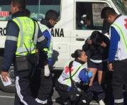 Tres ambulancias del Ministerio de Salud, Cruz Roja y Bomberos llegaron al sitio para evaluar a los menores y de ser necesario los llevarían a casas de salud cercanas. Foto: Eduardo Terán / ÚN