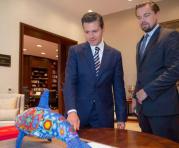El presidente de México, Enrique Peña Nieto, y el actor Leonardo DiCaprio se reunieron el miércoles 7 de junio del 2017 en Ciudad de México y firmaron un acuerdo para proteger y salvar de la extinción a la vaquita marina. Foto: EFE