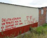 Las paredes del complejo del Delfín fueron pintadas con mensajes previo a su duelo ante Liga. Foto: @DelfinSC