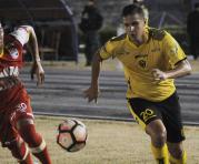 Danilo Cocaro (d) de Fuerza Amarilla disputa un balón con Yeison Gordillo (i) de Santa Fe en partido por a Copa Sudamericana del 2017. Foto: EFE