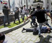 Los diputados Armando Armas (i) y Américo De Grazia (c) son golpeados por manifestantes en el piso en la Asamblea Nacional hoy, miércoles 5 de julio de 2017, en Caracas (Venezuela). Foto: EFE