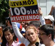 Lilian Tintori, esposa del preso político venezolano y líder de la oposición Leopoldo López, tiene un cartel que dice: "Hemos estado resistiendo por 100 días", mientras el vicepresidente de la Asamblea Nacional, Freddy Guevara, pronunció un discurso duran