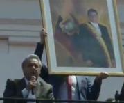 Un cuadro con el retrato del expresidente Rafael Correa fue mostrado durante el Cambio de Guardia. Foto: Captura de pantalla