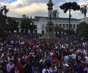 Cientos de taxistas informales en espera de la resolución del Concejo metropolitano. Foto: Paúl Rivas / ÚN