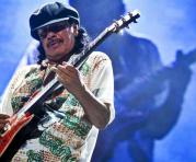 El músico Carlos Santana mientras actúa en el El MEO Arena en Lisboa (Portugal). El artista celebrará su 70 cumpleaños el próximo 20 de julio de 2017. Foto: EFE