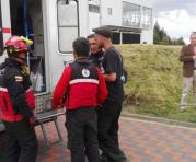 Los turistas fueron hallados en buenas condiciones de salud, pero por la distancia debieron ser evacuados en el helicóptero del Cuerpo de Bomberos. Foto: Cortesía Cuerpo de Bomberos de Quito