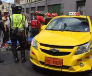 El conductor del taxi tuvo que ser retirado por la parte posterior. Foto: Eduardo Terán / ÚN