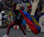 Manifestantes opositores se enfrentan a la Guardia Nacional Bolivariana (GNB) en Caracas (Venezuela). Foto: EFE