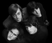 Los integrantes de la banda The Doors Ray Manzarek y John Densmore (arriba), Robby Krieger y Jim Morrison (abajo). Foto: Portal oficial de la banda