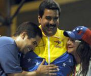 Nicolás Maduro (c) abrazando a su esposa Cilia Flores (l) ya su hijo Nicolás Maduro durante una manifestación de campaña en Puerto Ordaz, estado de Bolívar, Venezuela. Foto: AFP