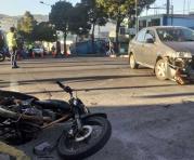Un automóvil y una moto se chocaron en el sur. Foto: Andrés García / ÚN