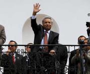 El presidente Lenín Moreno saluda durante el tradicional cambio de guardia, desde un balcón del Palacio de Carondelet. Foto: EFE