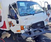 Choque entre un camión y un bus en Carapungo dejó tres heridos. Foto: Cortesía Cuerpo de Bomberos