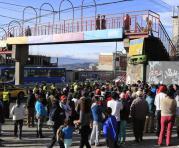 Moradores del barrio de La Comuna cerraron una vía exigiendo obras. Foto: Alfredo Lagla / ÚN
