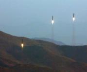 Una foto sin fecha puestos a disposición por la Agencia del Norte Central de Noticias Coreana (KCNA). Muestra cuatro proyectiles durante un cohete de perforación lanzamiento balístico de las unidades de artillería Hwasong de la Fuerza Estratégica del Ejér