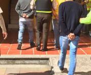 Tres personas fueron detenidas por la Policía Nacional acusados de ser los presuntos autores del robo de un taxi en el sector del Beaterio, al sur de Quito. Foto: Paúl Rivas / ÚN