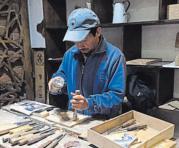 Juan Cevallos es de San Antonio de Ibarra, cuna de artesanos de la madera. Foto: Ana Guerrero / ÚN