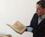 Ramiro Endara, director de Conservartecuador, muestra el libro más antiguo encontrado. Foto: ÚN