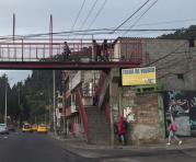 El paso peatonal de La Comuna aún se usa. Foto: Ana Guerrero / ÚN