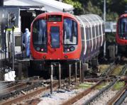 Policías forenses trabajan en el lugar donde se ha producido una explosión en un vagón de tren en la estación de metro Parsons Green en Londres. Foto: EFE