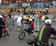 Ayer, en la Tribuna del Sur, se  compartieron consejos de seguridad y de movilidad sostenible, como parte del ciclopaseo. Foto: ÚN