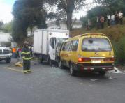 Un camión de transporte pesado y una furgoneta escolar fueron los vehículos que impactaron en la vía E-35. Foto: Cortesía Policía Nacional