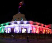 La Sede Presidencial permanecerá toda la noche iluminada con los colores de la bandera mexicana. Foto: Cortesía