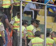 Los jugadores de Aucas reclaman una decisión del árbitro. Foto: Patricio Terán / ÚN
