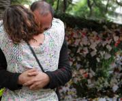 Una pareja se abraza en frente de un improvisado altar con arreglos florales en memoria de las víctimas del terremoto del 19 de septiembre. Foto: EFE