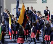 Los estudiantes del Colegio Andino durante el juramento de la bandera. Foto: Julio Estrella / ÚN
