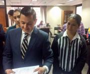 Ricardo Rivera (centro), tío de Jorge Glas, compareció ayer a la Fiscalía. Foto: Galo Paguay / ÚN