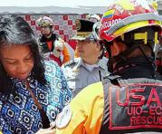 Alexandra Ocles, condecora a un bombero en Quito. Foto: Cortesía