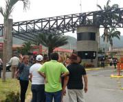 Simpatizantes de Alianza País se reunieron a pocos metros del ingreso al domicilio de Jorge Glas en Guayaquil. Foto: ÚN
