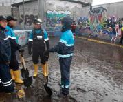 Las autoridades colaboraron con la limpieza de las calles del sector. Foto: Paúl Rivas / ÚN