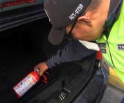 Un agente de tránsito revisa el extintor de un conductor en la Shyris. Foto: Paúl Rivas / ÚN