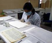 El IMP trabaja en la conservación del primer libro del Cabildo de Quito, que data de 1534 a 1538. Foto: Cortesía