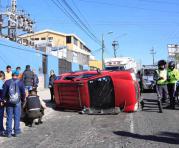 Cinco personas que viajaban en el auto fueron revisadas por miembros del Cuerpo de Bomberos. Foto: Alfredo Lagla / ÚN