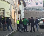 Operativo por el alcohol metílico que causó varias muertes ayer. Calle Briceño y los Ríos local. Foto: Paúl Rivas / ÚN