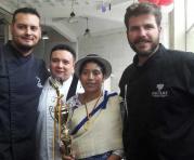 La ganadora del concurso posa con los chefs del jurado Foto: Ivonne Mantilla / ÚN