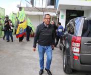 Augusto Espinosa fue el primero en llegar a la sede de Alianza País. Foto: Diego Pallero / ÚN