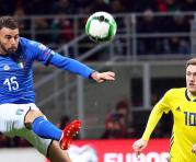 El jugador Andrea Barzagli (i) de Italia disputa el balón con Emil Forsberg (d) de Suecia durante la eliminatoria de clasificación para la Copa Mundial de la FIFA 2018. Foto: EFE