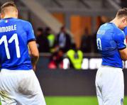 Los jugadores de la selección italiana Andrea Belotti (d) y Ciro Immobile (i) se lamentan tras no conseguir el pase al Mundial de Rusia 2018. Foto: EFE