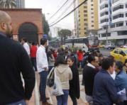 En Quito, los ciudadanos evacuaron de los edificios en el norte de Quito. Foto: Alfredo Lagla / ÚN