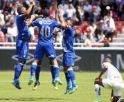 Los jugadores de Emelec celebraron el gol de Hólger Matamoros (der.) Foto: Diego Pallero / UN