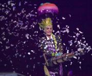 Artistas de la compañía de entretenimiento canadiense Cirque du Soleil actúan como parte del programa "Soda Stereo Sep7imo Día" durante el estreno en la Ciudad de México el 28 de noviembre de 2017. Foto: AFP