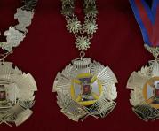 El Gran Collar Rumiñahui es la más alta distinción que entrega la ciudad. Collares Benalcázar, S. Fco. de Quito y Carondelet, siguen en importancia.