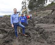 El alcalde Mauricio Rodas llegó hasta el lugar del deslizamiento de tierra en la escombrera de El Troje. Foto: Alfredo Lagla / ÚN