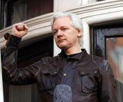 El fundador de Wikileaks, Julian Assange, habla en el balcón de la Embajada de Ecuador en Londres el 19 de mayo de 2017. Foto: Archivo / AFP
