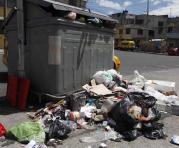 En la calle Toacazo y Oceano Atlantico existe un contenedor lleno de basura. Foto: Galo Paguay / ÚN