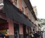 En la calle García Moreno (foto) se colocó el mayor número de banderas negras. Foto: Fotos: Betty Beltrán / ÚN